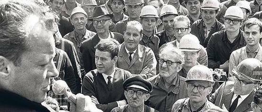 Bessere Zeiten. Als der damalige SPD-Vorsitzende Willy Brandt 1965 vor Werftarbeitern in Hamburg redete, wählte die Arbeiterklasse noch stramm sozialdemokratisch, engagierte sich im Ortsverein und vererbte das Parteibuch.Foto: Josef Heinrich Darchinger