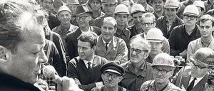 Bessere Zeiten. Als der damalige SPD-Vorsitzende Willy Brandt 1965 vor Werftarbeitern in Hamburg redete, wählte die Arbeiterklasse noch stramm sozialdemokratisch, engagierte sich im Ortsverein und vererbte das Parteibuch.Foto: Josef Heinrich Darchinger