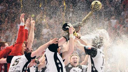 Im Sprühregen. Die Kieler Spieler bejubelten ihren Finalsieg gegen den FC Barcelona mit reichlich Champagner.