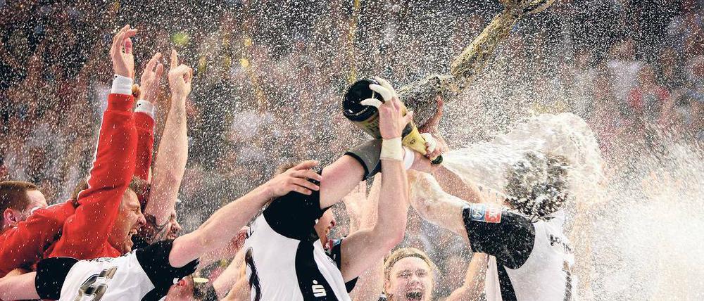 Im Sprühregen. Die Kieler Spieler bejubelten ihren Finalsieg gegen den FC Barcelona mit reichlich Champagner.