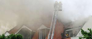 60 Mann im Einsatz. Die Feuerwehr löscht einen Brand in Kreuzberg.