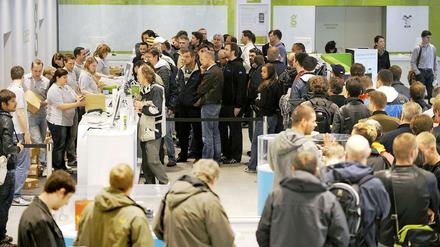 Lange Schlange. Im Gravis-Store Berlin müssen die Kunden Geduld mitbringen.