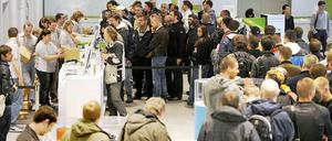 Lange Schlange. Im Gravis-Store Berlin müssen die Kunden Geduld mitbringen.
