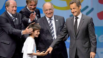 Da lacht auch Nicolas Sarkozy (r.). Frankreich ist Gastgeber der EM 2016.