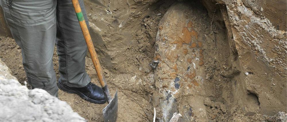 Eine 500 Kilogramm schwere Bombe aus dem Zweiten Weltkrieg wurde in Zehlendorf bei Kanalarbeiten gefunden.