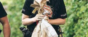 Spurensicherung. Eine Polizistin an einem der vielen Tatorte. Foto: dpa