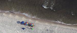 Baden in Zeiten der Ölpest. Die klebrige Masse hat jetzt auch die Strände von Alabama erreicht.