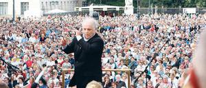 Maestro und Fans. Sonntag wird es wieder voll, wenn Daniel Barenboim auf dem Bebelplatz bei freiem Eintritt die Staatskapelle dirigiert. Foto: promo/Barbara Braun