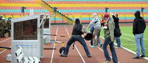 Banküberfall: BFC-Chaoten machen sich übers Stadionmobilliar her. Hinten links die Polizei, der vorgeworfen wird, zu spät eingegriffen zu haben.