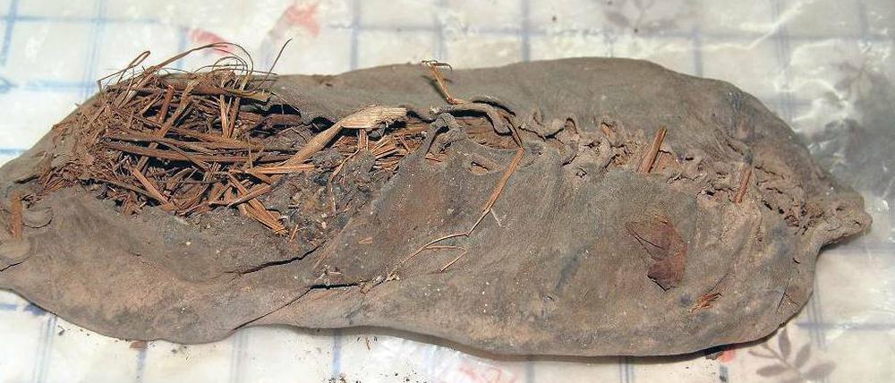 Ausgelatscht. Aus einem einzigen Stück Schweinsleder ist der 5500 Jahre alte Schuh gefertigt.