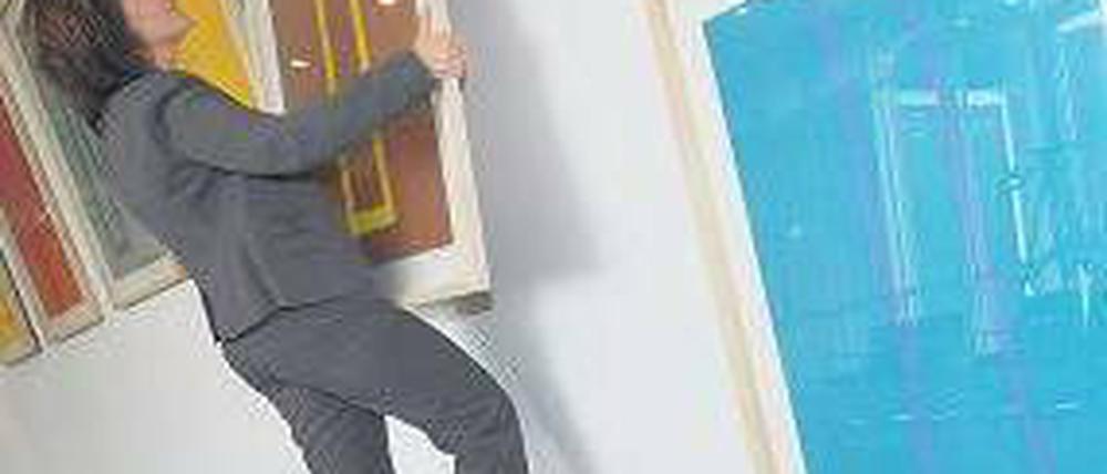 Aus Protest gegen den in der Stadt tagenden NPD-Parteitag hat der Maler Erwin Wortelkamp seine Bilder in der Kongresshalle Bamberg abhängen lassen. 