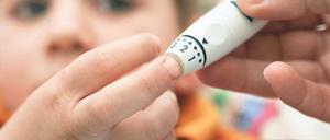 Bei Diabetikern ist Kontrolle immer noch besser. Für die richtige Dosierung des Insulins ist eine regelmäßige Blutzuckerbestimmung erforderlich. 