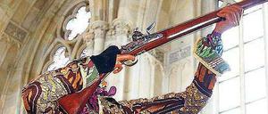 Im Visier. Yinka Shonibare zeigt in der Friedrichswerderschen Kirche seine kopflosen Gestalten, 