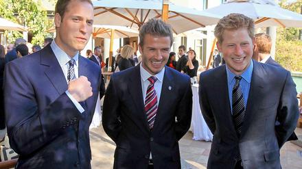Die Engländer nehmen's mit Humor: David Beckham (Mitte) und die Prinzen William und Harry (r.).