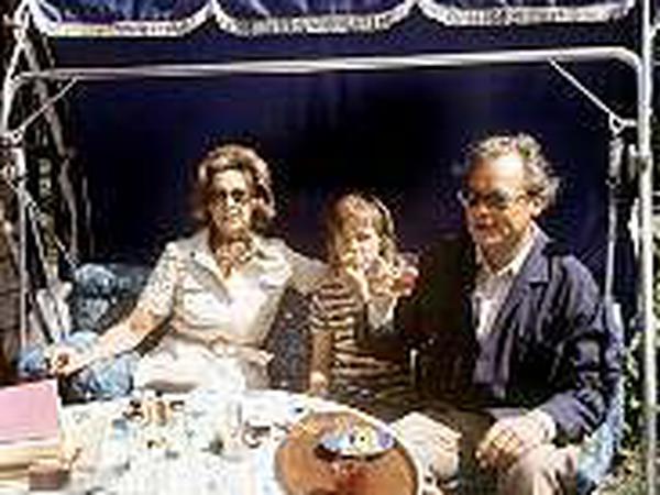 Bundeskanzler Willy Brandt (r) mit Ehefrau Rut (l) und Sohn Matthias (M) in den Sommerferien in Norwegen. Aufnahme vom 19. Juli 1972.