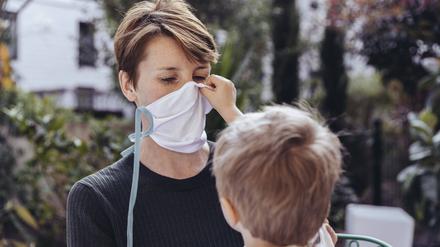 Mama, mach das Ding ab! Manche Kinder verunsichert der Mundschutz, sagt Renz-Polster.