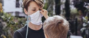 Mama, mach das Ding ab! Manche Kinder verunsichert der Mundschutz, sagt Renz-Polster.