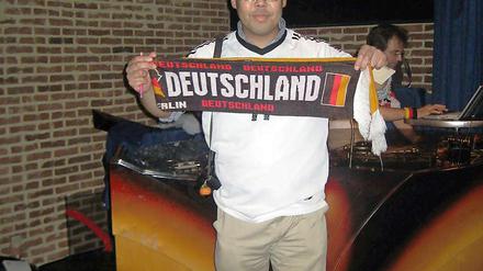 Ein Japaner mit Deutschland-Schal in Tokio? Alles ist möglich.