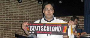 Ein Japaner mit Deutschland-Schal in Tokio? Alles ist möglich.