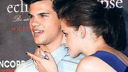 Bissige Stars. Kristen Stewart und Taylor Lautner beim Posieren. Foto: Stache/dpa