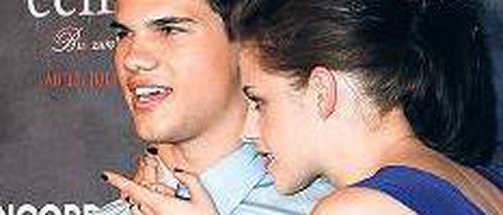 Bissige Stars. Kristen Stewart und Taylor Lautner beim Posieren. Foto: Stache/dpa