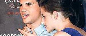 Bissige Stars. Kristen Stewart und Taylor Lautner beim Posieren. Foto: Stache/dpa