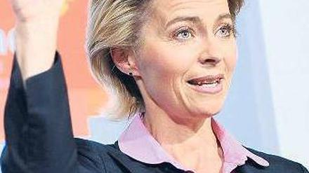 In Gebärdensprache. Sozialministerin Ursula von der Leyen (CDU) demonstrierte am Mittwoch ihre Kenntnisse. Foto: dpa