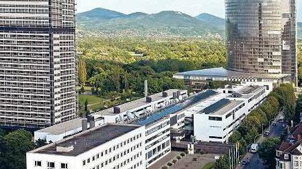 Der „Lange Eugen“ war früher Abgeordnetenhochhaus und höchstes Bauwerk Bonns. Jetzt wird er vom dominanten Post-Tower (rechts im Bild) überragt, der 162 Meter misst. Ein Stück weiter hat die Telekom ihre Zentrale.