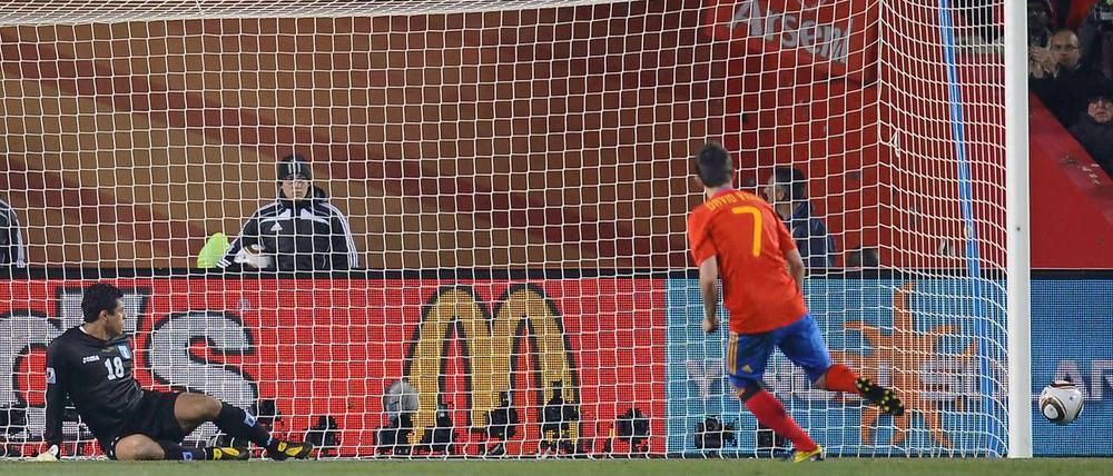 Der Moment, der Folgen haben könnte: David Villa setzt in der 62. Minute einen Foulelfmeter knapp neben den Pfosten. Genau dieses Tor könnte den Spaniern später fehlen.