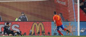 Der Moment, der Folgen haben könnte: David Villa setzt in der 62. Minute einen Foulelfmeter knapp neben den Pfosten. Genau dieses Tor könnte den Spaniern später fehlen.
