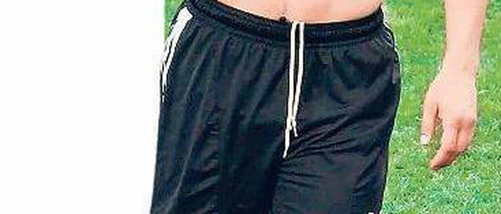 Ein Lustfußballer grübelt. Lukas Podolski vergab die große Chance, dem Spiel eine Wende zu geben. Der Kölner versuchte es beim Elfmeter auf liebevolle Weise –