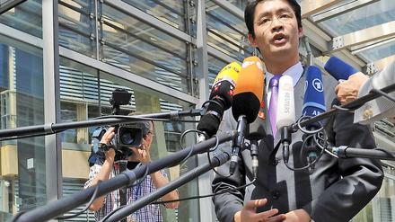 Viel geredet, viele Mikrophone, wenig Ergebnisse. Gesundheitsminister Philipp Rösler am Freitag nach dem Treffen der Gesundheitsexperten.