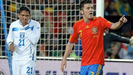 Emilio Izaguirre fast sich ins Gesicht nachdem ihm David Villa eine Backpfeife verpasst hat.