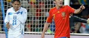 Emilio Izaguirre fast sich ins Gesicht nachdem ihm David Villa eine Backpfeife verpasst hat.