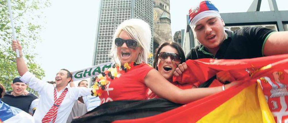 Am Ende jubelten die Serben, nicht nur an der Gedächtniskirche – und viele deutsche Fans feierten mit. Es ist ja noch alles drin.