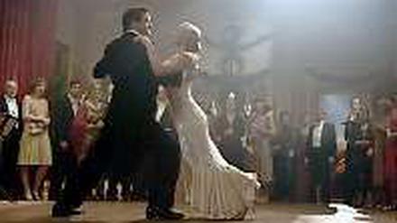 Tänzchen in Ehren. Die wilde Larissa (Jessica Biel) und ihr Schwiegervater (Colin Firth).