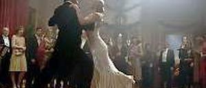 Tänzchen in Ehren. Die wilde Larissa (Jessica Biel) und ihr Schwiegervater (Colin Firth).