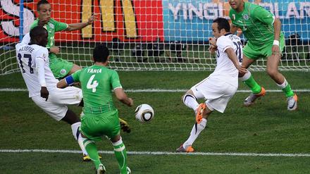 USA gegen Algerien. Hier vergibt Landon Donovan noch die hundertprozentige Chance zur Führung, kurz vor Schluss macht er es dann besser.