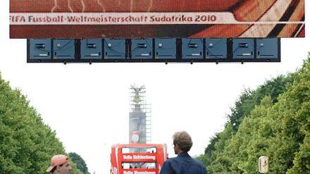 Viel Platz zum Feiern. Kurz nach Eröffnung sah die Fanmeile ähnlich übersichtlich aus wie am Donnerstag.