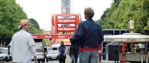 Viel Platz zum Feiern. Kurz nach Eröffnung sah die Fanmeile ähnlich übersichtlich aus wie am Donnerstag.