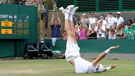 John Isner feiert einen unglaublichen Sieg, im Hintergrund das unglaubliche Ergebnis - noch nicht ganz vollständig.
