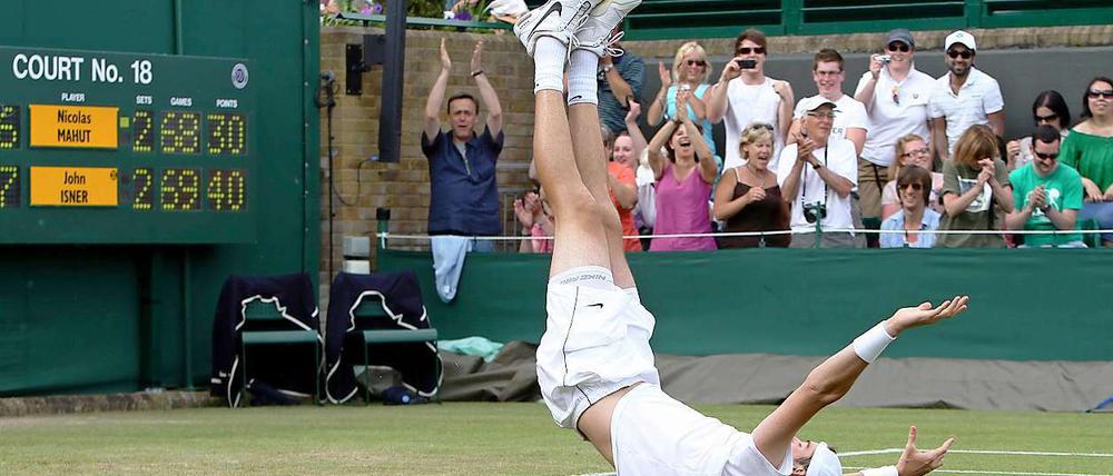 John Isner feiert einen unglaublichen Sieg, im Hintergrund das unglaubliche Ergebnis - noch nicht ganz vollständig.