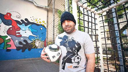 Den Ball flach zu halten, ist nichts für Tiger. In seiner Comedysendung „Tigers Süper WM Stüdyo“ betrachtet er die Fußball-WM aus deutsch-türkischer Sicht. Foto: dpa