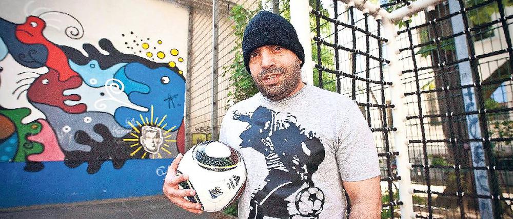 Den Ball flach zu halten, ist nichts für Tiger. In seiner Comedysendung „Tigers Süper WM Stüdyo“ betrachtet er die Fußball-WM aus deutsch-türkischer Sicht. Foto: dpa