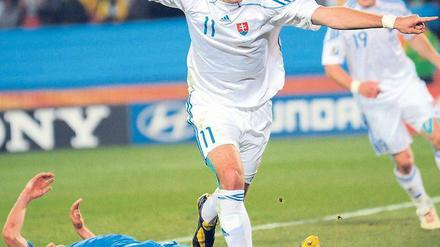 Der Weltmeister am Boden. Der Slowake Robert Vittek (hier nach dem 2:0) zeichnete mit seinen zwei Treffern hauptverantwortlich für Italiens Aus. Foto: dpa
