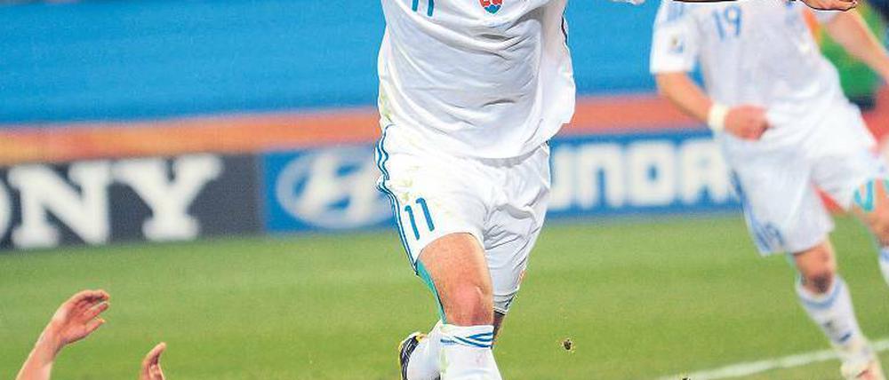 Der Weltmeister am Boden. Der Slowake Robert Vittek (hier nach dem 2:0) zeichnete mit seinen zwei Treffern hauptverantwortlich für Italiens Aus. Foto: dpa