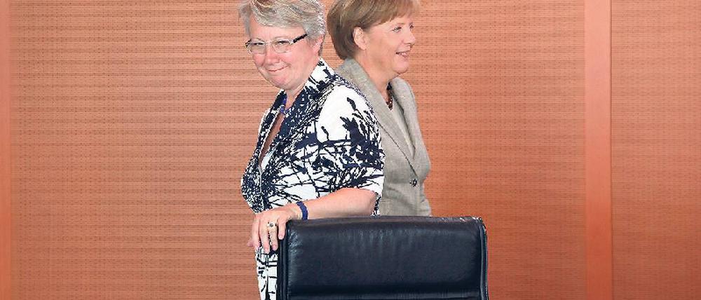 Ausnahme. Kanzlerin Merkel ist omnipräsent. Über Ministerinnen dagegen wird weniger berichtet als über männliche Kollegen (im Bild links Annette Schavan). Foto: Davids