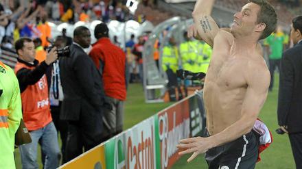 Abschiedsgruß. Nach dem 0:0 gegen Paraguay wirft der Neuseeländer Andy Barron ein Souvenir ins Publikum.