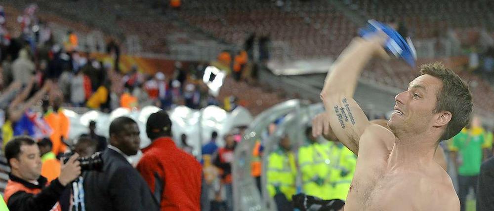 Abschiedsgruß. Nach dem 0:0 gegen Paraguay wirft der Neuseeländer Andy Barron ein Souvenir ins Publikum.