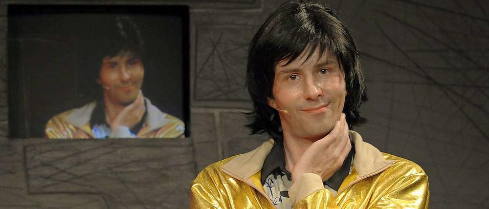 In der Volksbühne spielt Kurt Krömer einen Steinzeitmensch mit dem Künstlernamen Johnny Chicago, der angeblich 10 000 Jahre alt ist.